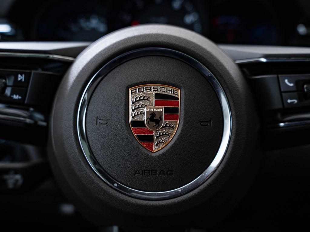 Certified 2025 Porsche Macan AWD/4WD image 30