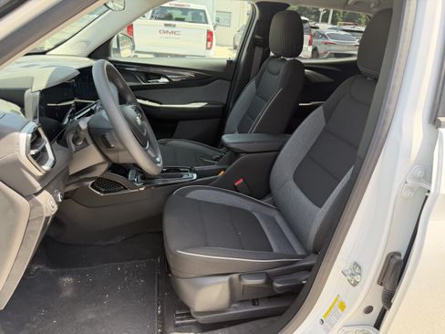 Used 2025 Chevrolet TrailBlazer LT w/ Driver Confidence Package FWD image 13