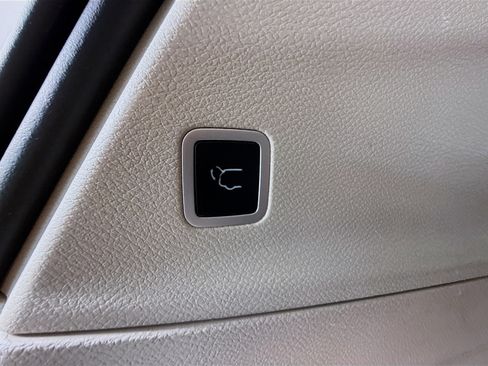 Used 2023 Chrysler Pacifica Touring-L image 40