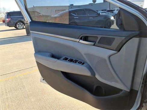 Used 2017 Hyundai Elantra SE image 20