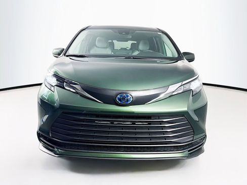 Used 2025 Toyota Sienna LE AWD/4WD image 2
