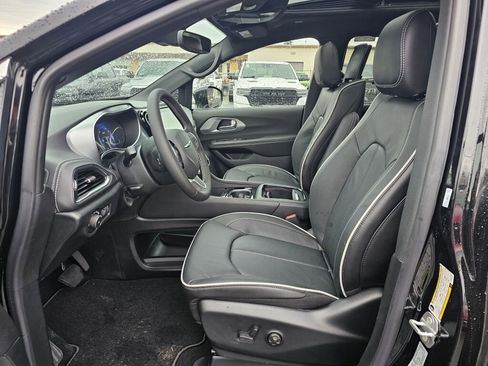 New 2026 Chrysler Pacifica Limited image 19