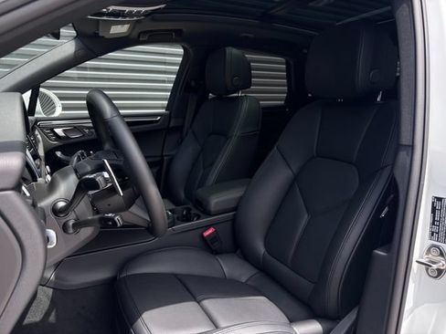 Certified 2026 Porsche Macan AWD/4WD image 5