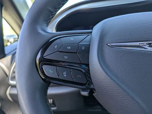 Used 2025 Chrysler Pacifica Limited FWD image 28