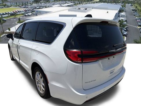 Used 2023 Chrysler Pacifica Touring-L FWD image 4