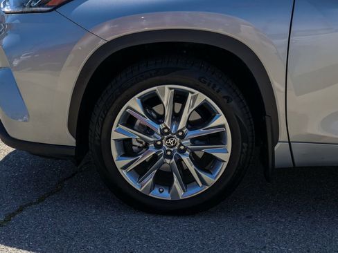 Used 2023 Toyota Highlander Limited FWD image 11