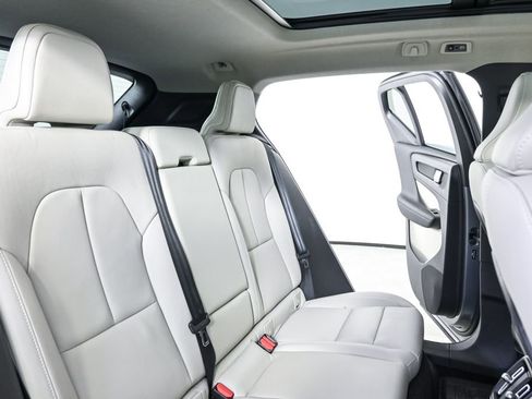 Used 2019 Volvo XC40 T5 Momentum image 20