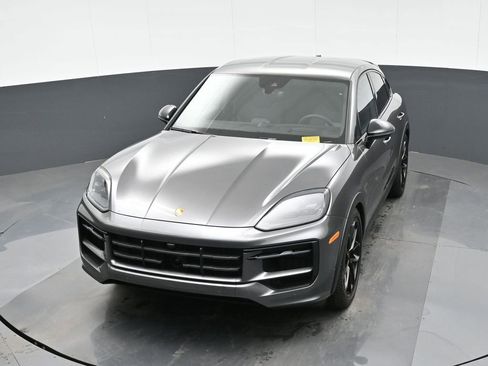 Certified 2025 Porsche Cayenne GTS AWD/4WD image 33