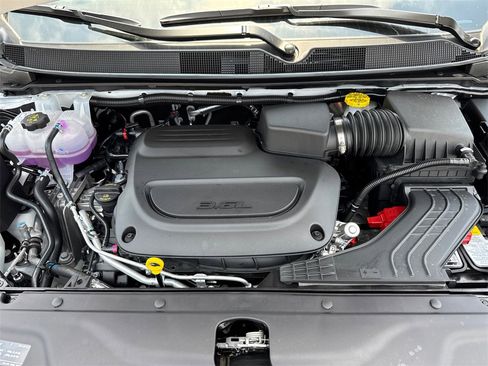 New 2025 Chrysler Pacifica Select image 8