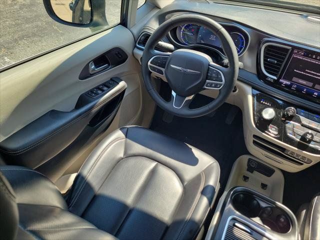 Used 2023 Chrysler Pacifica Touring-L FWD image 12