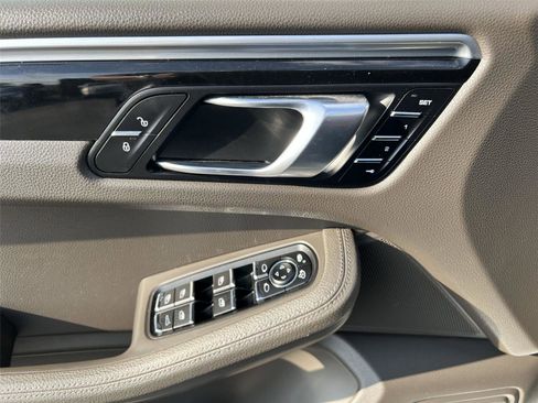 Used 2018 Porsche Macan BASE image 12