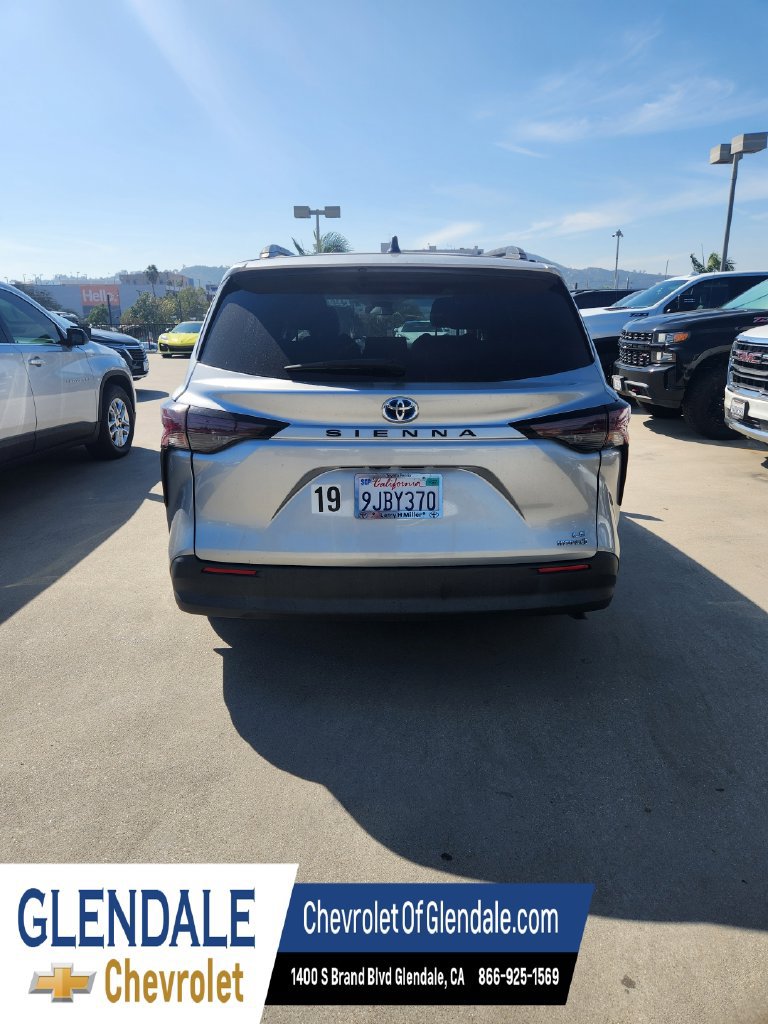 Used 2023 Toyota Sienna LE FWD image 5