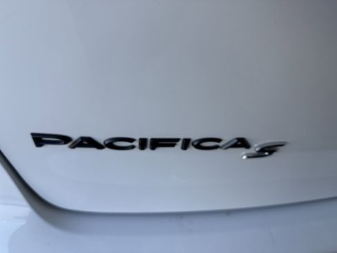 Used 2021 Chrysler Pacifica Limited w/ S Appearance Package image 9