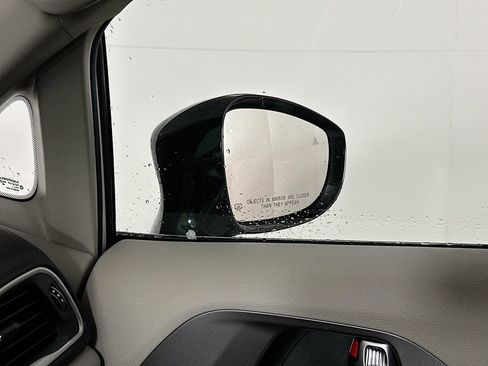 Certified 2024 Chrysler Pacifica Touring-L image 27