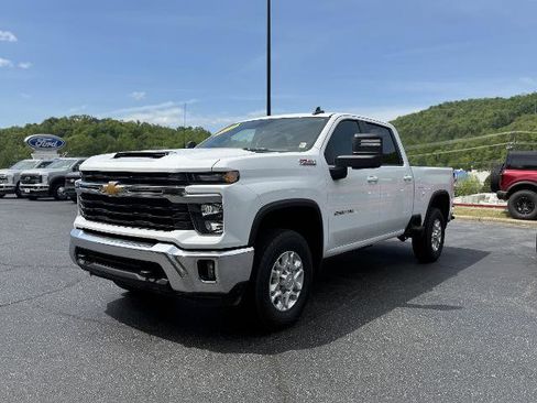 Used 2024 Chevrolet Silverado 2500 LT AWD/4WD image 1