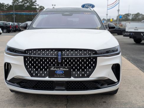 Used 2024 Lincoln Nautilus Reserve image 3