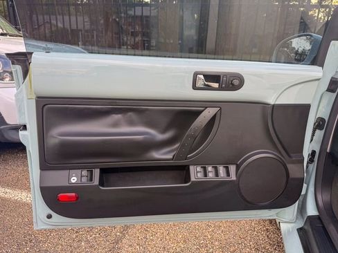 Used 2010 Volkswagen Beetle Final Edition image 16