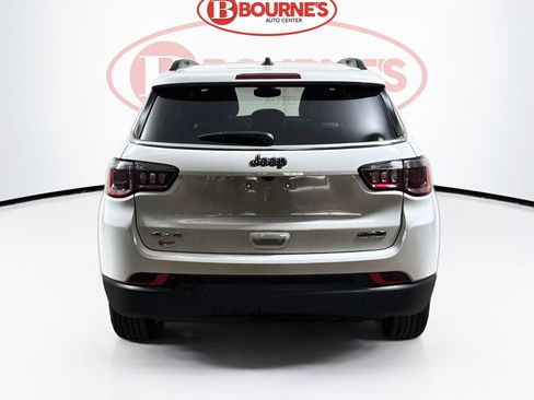 Used 2025 Jeep Compass Latitude w/ Sun & Sound Group AWD/4WD image 9