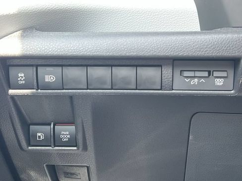 Used 2026 Toyota Sienna XLE FWD image 31