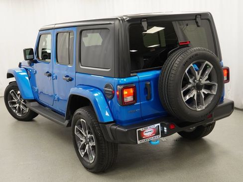 Used 2024 Jeep Wrangler Unlimited w/ Convenience Group AWD/4WD image 12