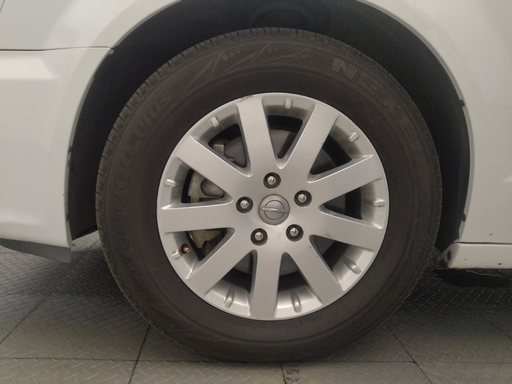 Used 2016 Chrysler Town & Country Touring FWD image 31