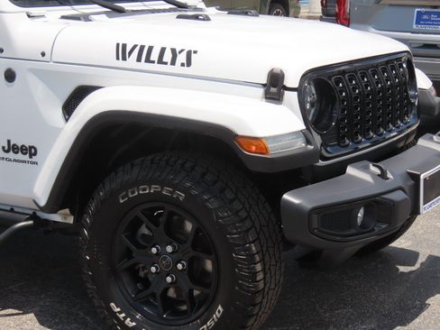 Used 2024 Jeep Gladiator Sport AWD/4WD image 6