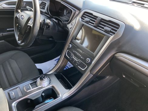 Used 2019 Ford Fusion SE image 14