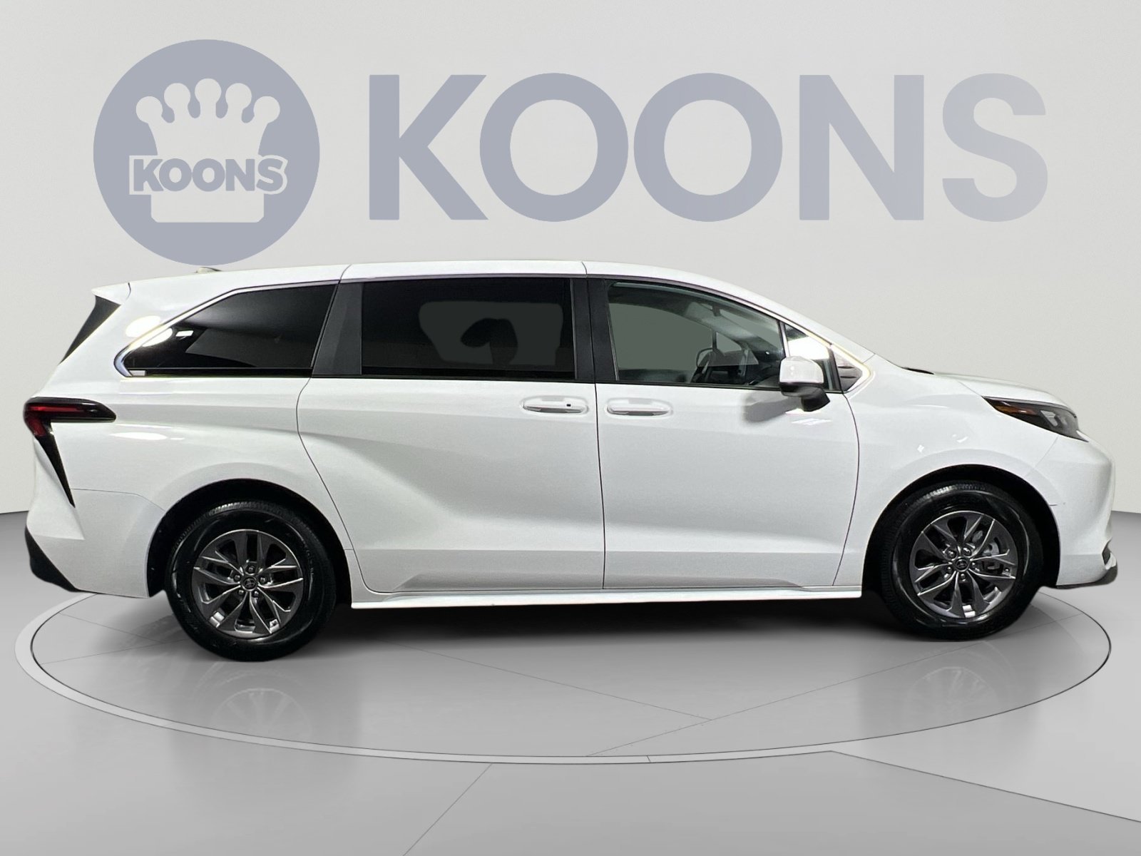 Used 2025 Toyota Sienna LE FWD image 8
