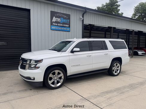 Used 2019 Chevrolet Suburban LT w/ Luxury Package RWD image 2