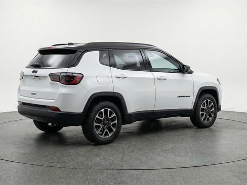 Used 2025 Jeep Compass Trailhawk AWD/4WD image 9