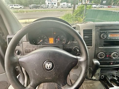 Used 2008 Dodge Sprinter 2500 RWD image 13