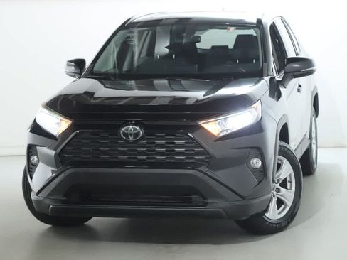 Used 2019 Toyota RAV4 XLE w/ Convenience Package FWD image 3