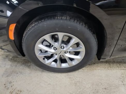 Used 2024 Chrysler Pacifica Touring-L image 7