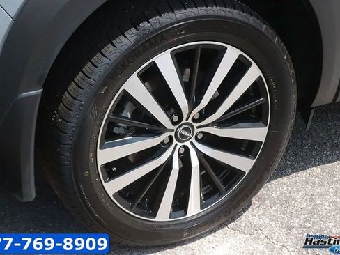 Used 2025 Nissan Pathfinder Platinum FWD image 7