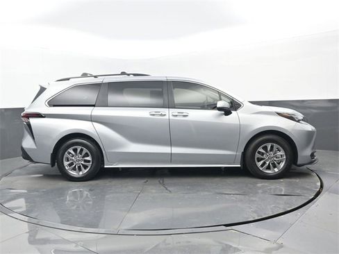 Used 2025 Toyota Sienna LE image 2