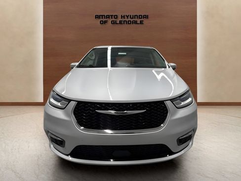 Used 2023 Chrysler Pacifica Touring-L FWD image 9