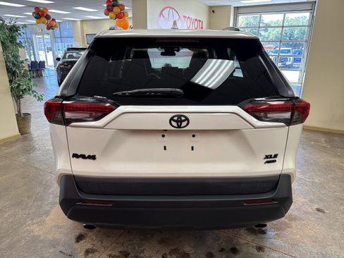 Used 2021 Toyota RAV4 XLE Premium image 11