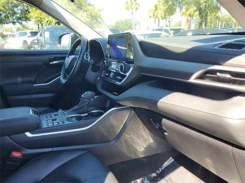 Used 2023 Toyota Highlander L image 35