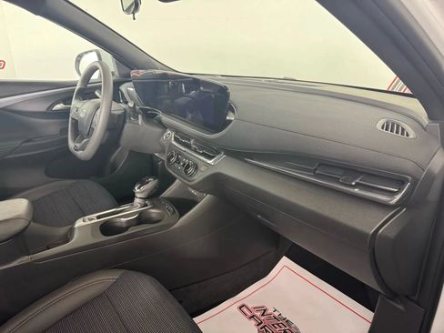 Used 2025 Buick Envista Preferred FWD image 12