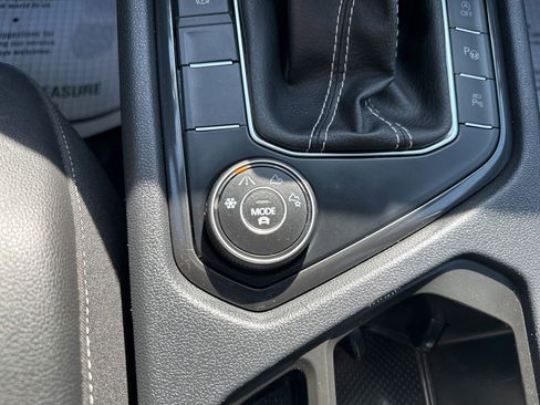 Certified 2022 Volkswagen Tiguan SEL R-Line image 65