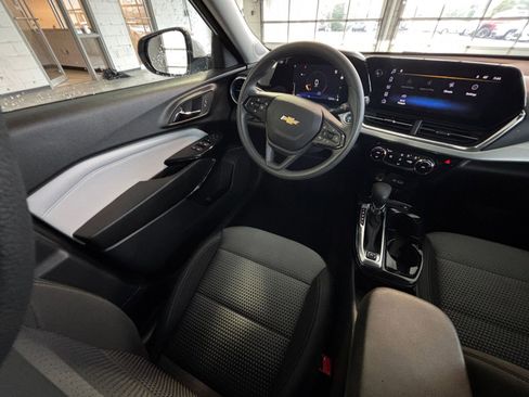 Used 2025 Chevrolet Trax LT image 33
