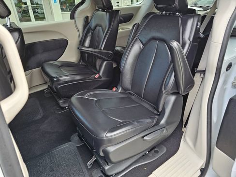 Used 2023 Chrysler Pacifica Touring-L FWD image 14