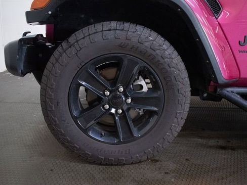 Used 2022 Jeep Wrangler Unlimited Sahara AWD/4WD image 9