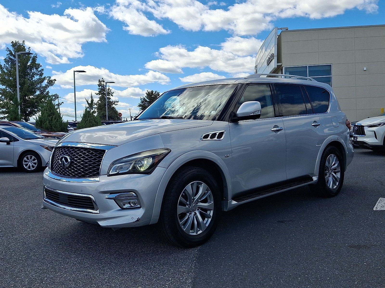 Used 2017 INFINITI QX80 4WD w/ Driver Assistance Package image 3