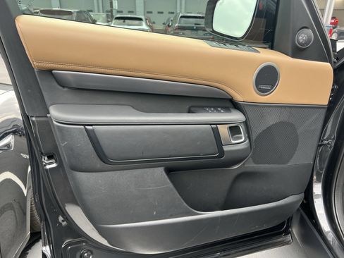 Used 2025 Land Rover Discovery Metropolitan Edition image 14