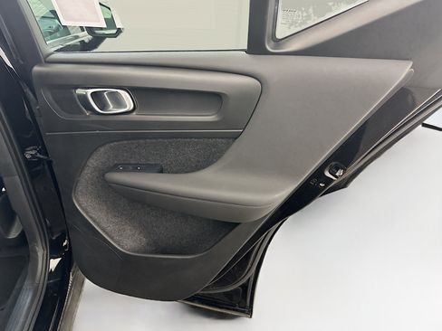 Used 2025 Volvo XC40 B5 Plus image 33