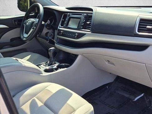 Used 2018 Toyota Highlander LE FWD image 18
