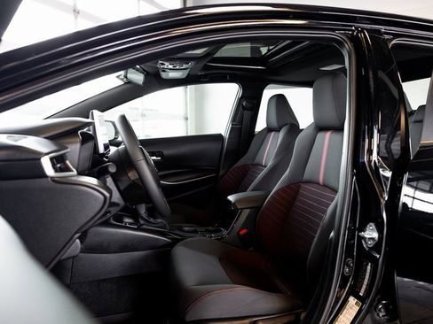 Certified 2025 Toyota Corolla SE w/ SE Premium Package image 11