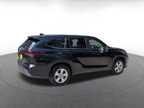 Used 2025 Toyota Highlander LE FWD image 15