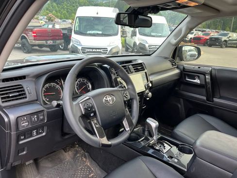 Used 2022 Toyota 4Runner TRD Off-Road Premium AWD/4WD image 6